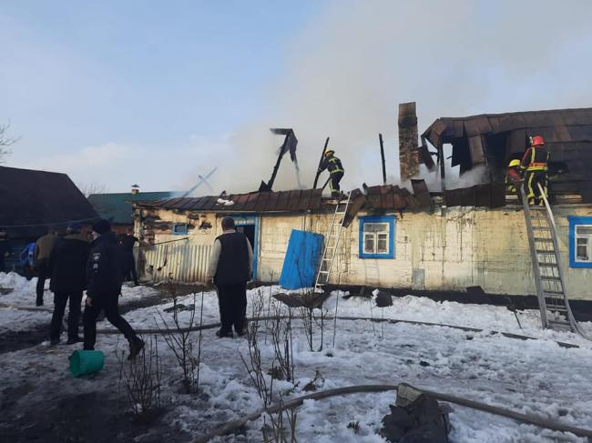 На Рівненщині сталась пожежа: згорів дах житлового будинку (ФОТО)