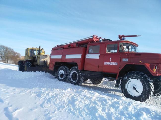 На Рівненщині трактор, який розчищав сніг, застряг у заметах