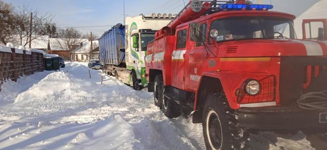 На Рівненщині три вантажівки перекрили рух біля залізничного переїзду (ФОТО)