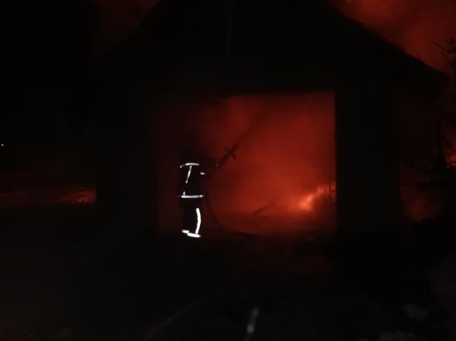 На Рівненщині вночі горів гараж: пошкоджено авто, гумовий човен та дрова
