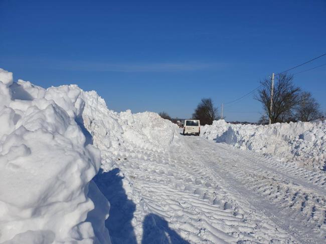 На Рівненщині все ще борються зі сніговими переметами: де ситуація найгірша