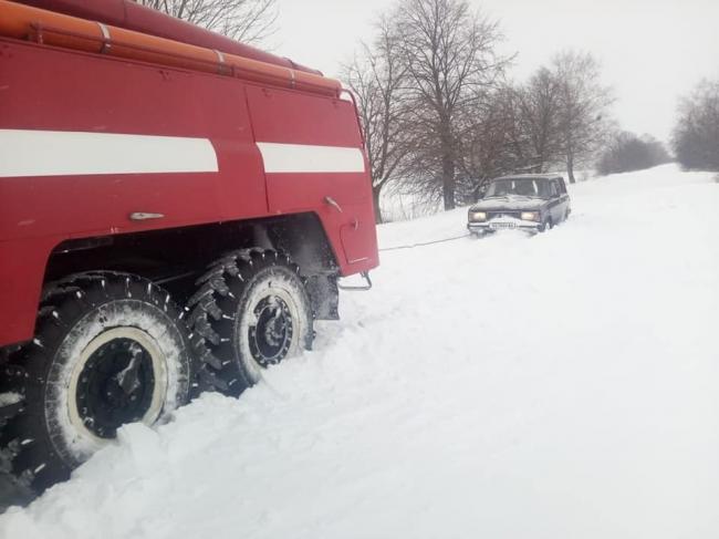 На Сарненщині зі снігу витягували вантажівки та легковик із продуктами