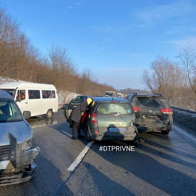У Рівненській області на трасі зіткнулись три машини (ФОТОФАКТ)