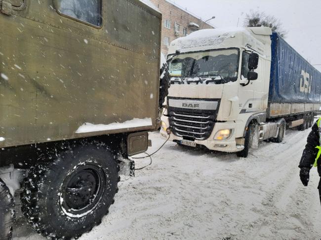 Найскладніше - водіям вантажівок: на Рівненщині 75 машин втрапили у снігову пастку