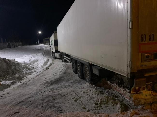 Біля заправки в Обарові вантажівка втрапила у снігову пастку (ФОТО)