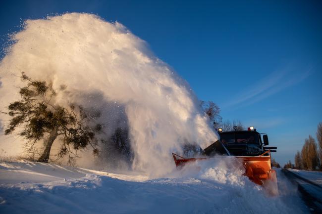 Прибирання снігу як мистецтво: шляховики Рівненщини опублікували фото спецтехніки