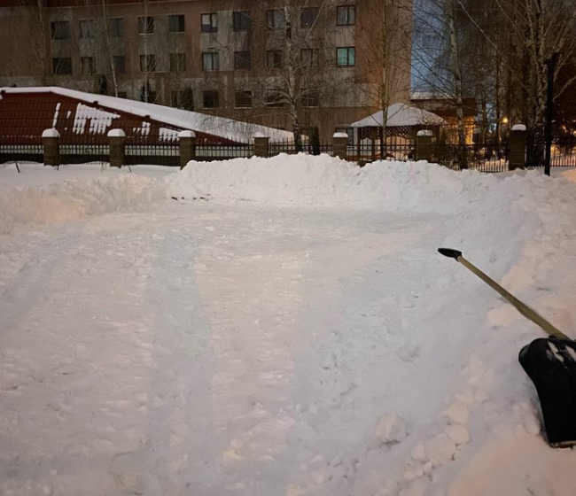 Рівнянка просить розчистити від снігу парковку біля медичного закладу (ВІДЕО)