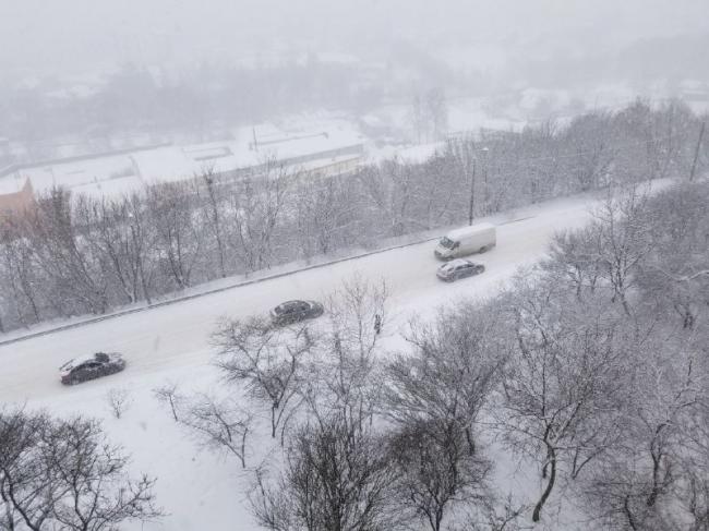 Рівне остаточно загрузло в снігу: водіям радять уникати поїздок через затори