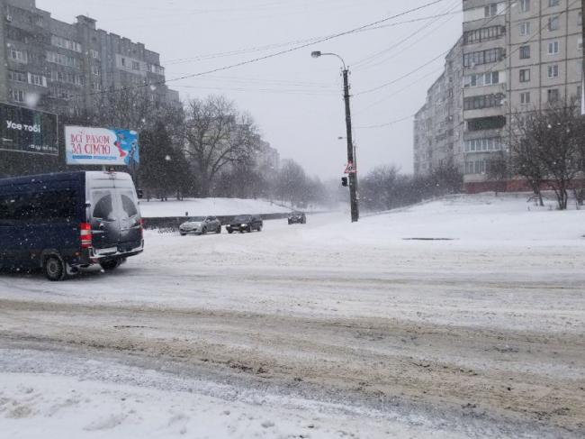 Рівне зустріло найсильніший снігопад цієї зими: вулиці міста замело (ФОТО)