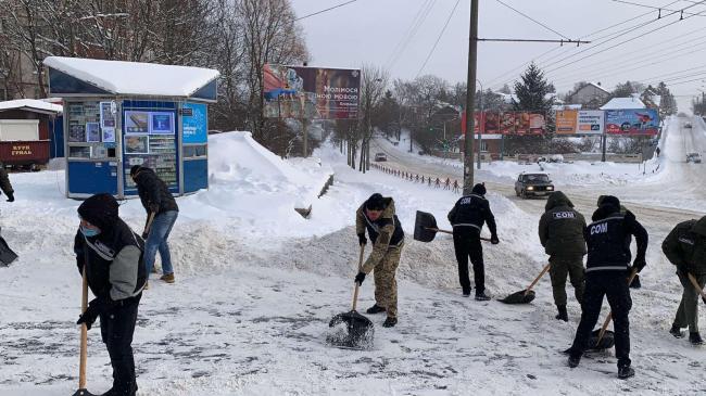 Рівненський «СОМ» розчищає місто від снігу (ФОТО)