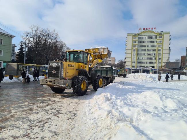 ШЕУ продовжує розчищати місто від снігу