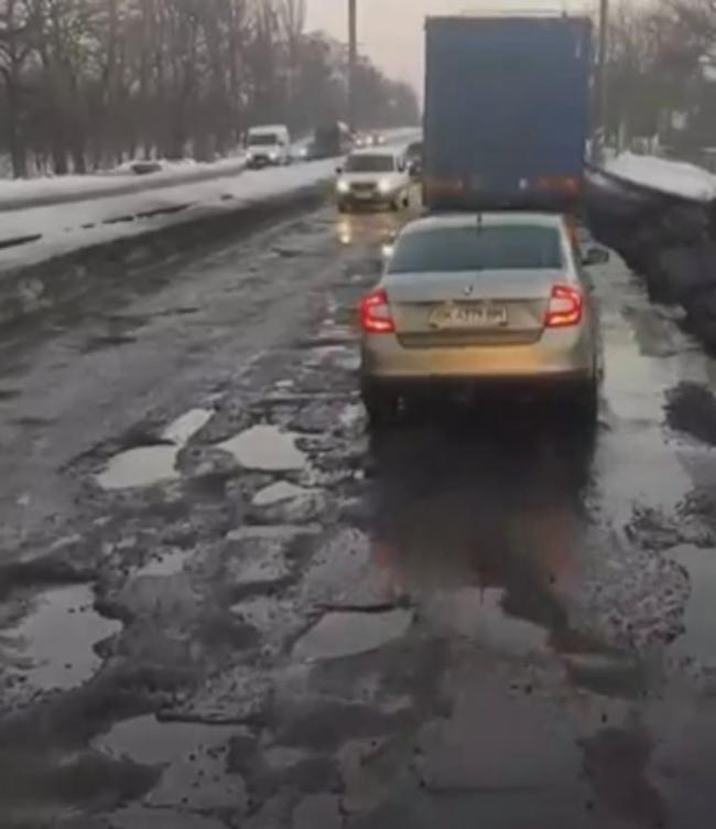 Сніг розтав разом із асфальтом: у мережі показали стан траси Рівне-Луцьк (ВІДЕО)