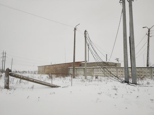 Снігоочисна техніка збила бетонні електроопори в місті на Рівненщині - люди сидять без світла