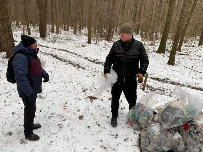 Троє чоловіків влаштували толоку у лісі біля Рівного