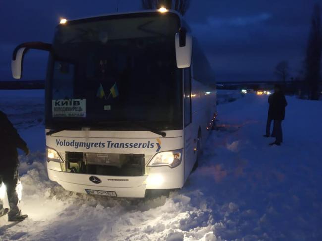 У автобусі, який застряг у заметах на Рівненщині, їхало 15 пасажирів