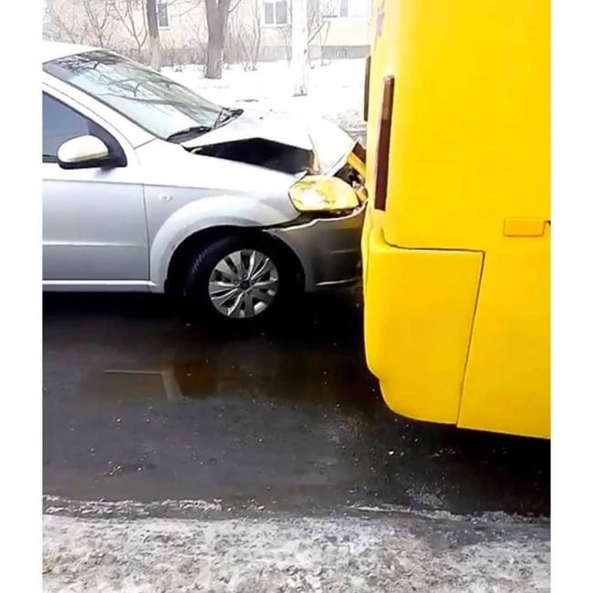У Дубно легковик протаранив автобус (ФОТО)