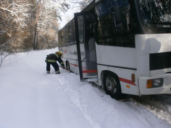 У кучугурах снігу на Рівненщині "застряг" автобус із пасажирами