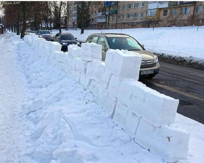 У Рівному біля дороги побудували "снігову стіну" (ФОТО)