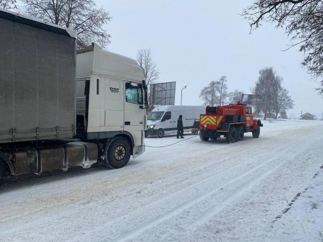 У Рівному чотири вантажівки заблокували рух вулицею: на допомогу прийшли бійці ДСНС (ФОТО)