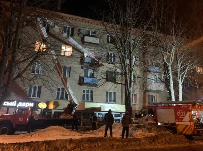 У Рівному на Соборній рятувальники демонтували аварійний балкон (ФОТО)