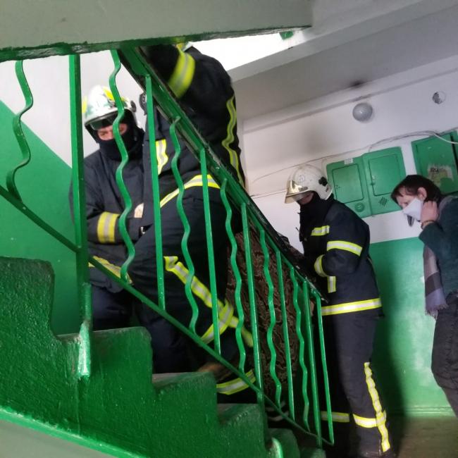 У Рівному рятувальники допомогли піднятися на четвертий поверх 92-річному чоловіку
