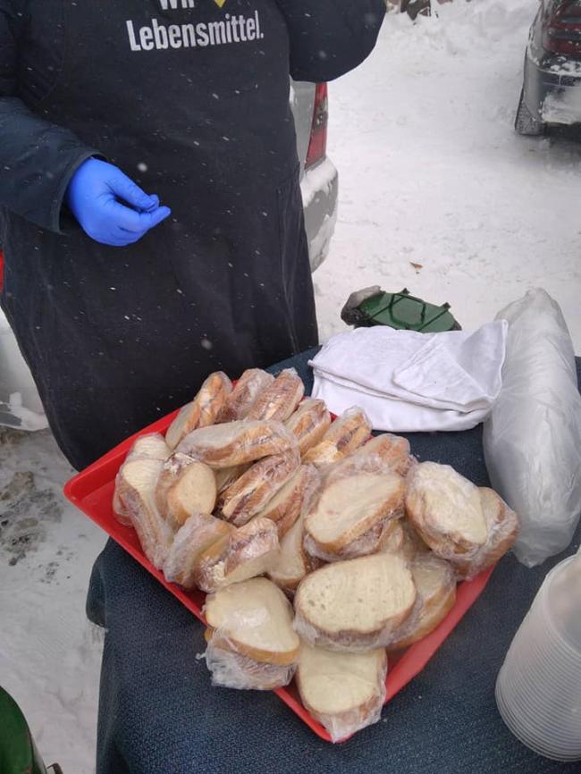 У Рівному волонтери приготували для безхатьків бутерброди та гарячий борщ (ФОТО)
