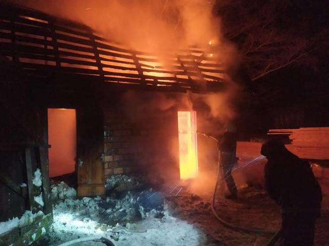 У селі на Рівненщині майже вщент вигоріла господарська будівля 