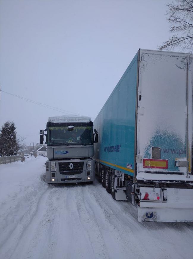 У смт на Рівненщині чотири вантажівки перекрили рух на двох вулицях