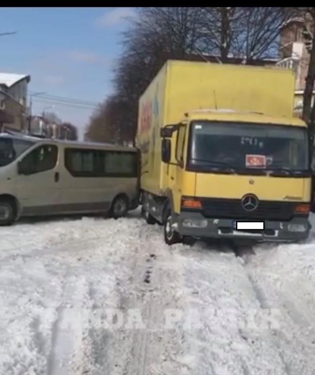 У центрі Костополя зіткнулись вантажівка та мікроавтобус (ВІДЕО)