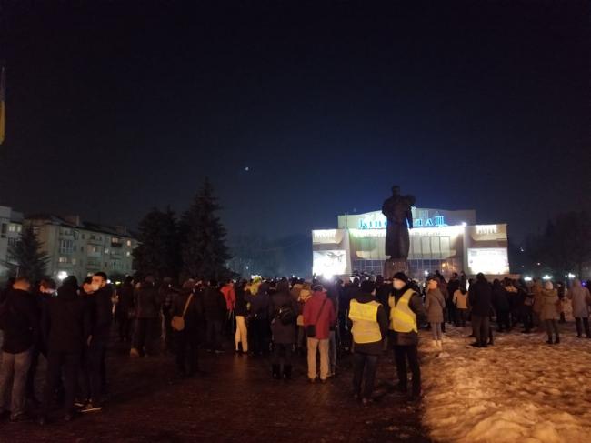 У центрі Рівного близько сотні активістів зібрались на підтримку Стерненка
