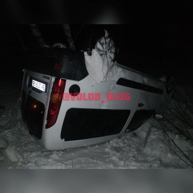 На Рівненщині автівка злетіла у кювет та перекинулась на дах (ФОТО)
