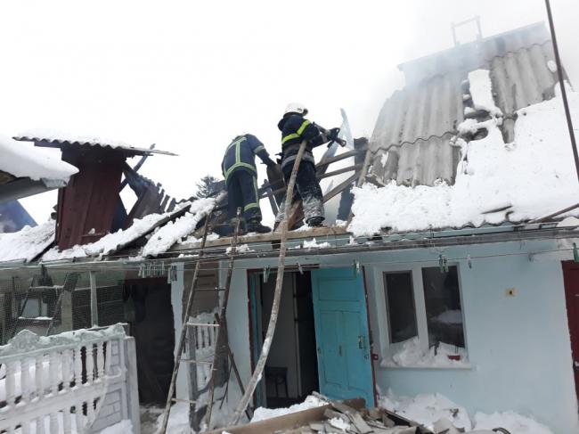 В Острозі - пожежа: згорів дах будівлі та півтонни соломи (ФОТО)