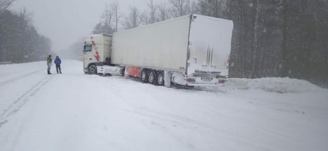 Три вантажівки мало не заблокували рух на трасі на Рівненщині