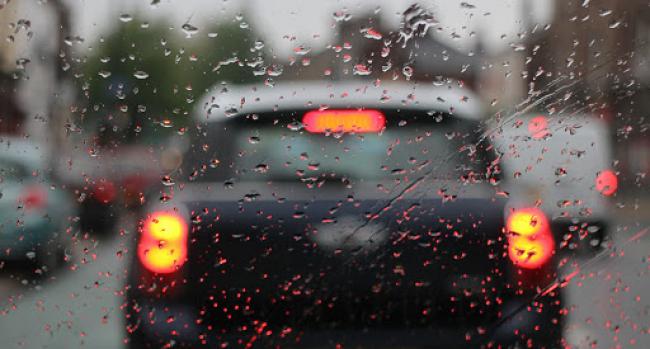 Як керувати авто у дощову погоду - поради від рівненських патрульних