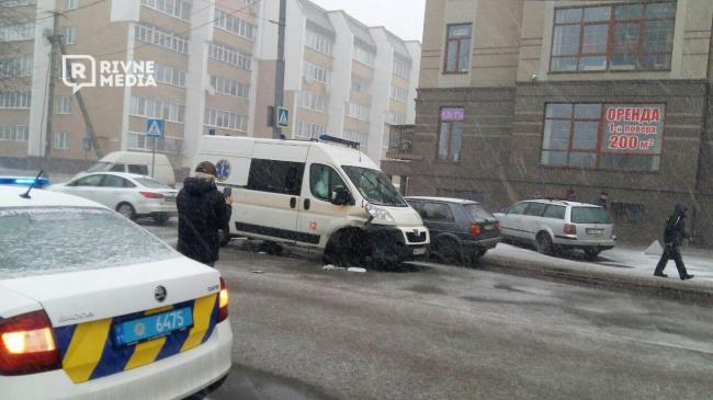 На Грушевського - одразу дві автопригоди: в одну з ДТП потрапила "швидка" (ФОТО)