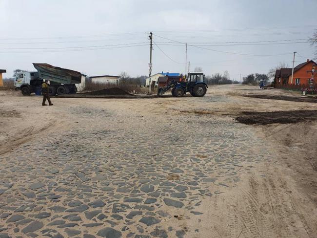 На півночі Рівненщини селяни самотужки латають ями на дорогах