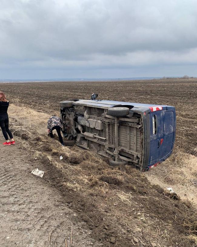 На Рівненщині мікроавтобус перекинувся у кювет: очевидці кажуть, що оминав яму