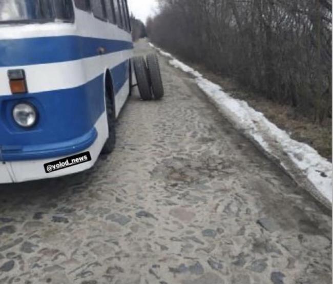 На Рівненщині у автобуса відлетіло колесо на дорозі (ФОТОФАКТ)