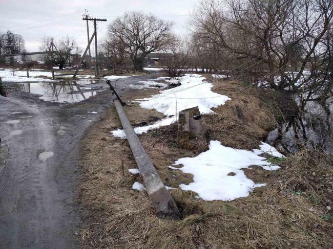 На Рівненщині ЗІЛ збив бетонний стовп: мешканці трьох сіл були без світла 