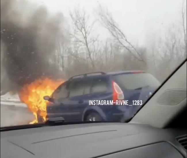 На трасі у Рівненській області під час руху загорілась машина (ВІДЕО)