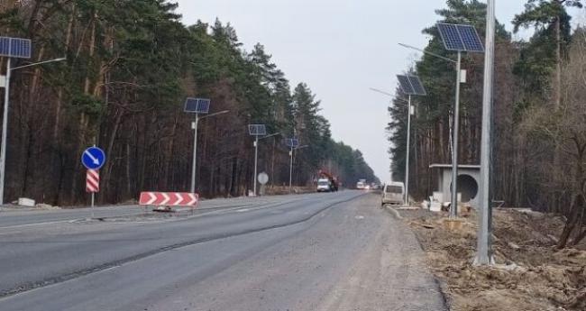 На трасі у Рівненській області встановлюють ліхтарі із сонячними батареями (ФОТО+ВІДЕО)
