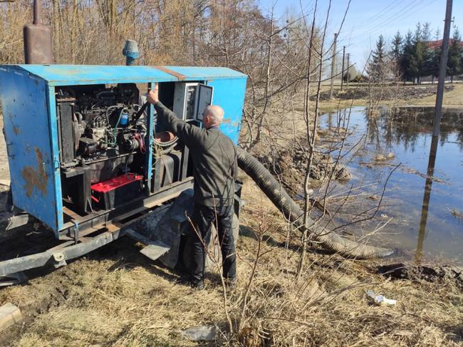 На Рівненщині третій день відкачують воду із затоплених господарств (ФОТО)