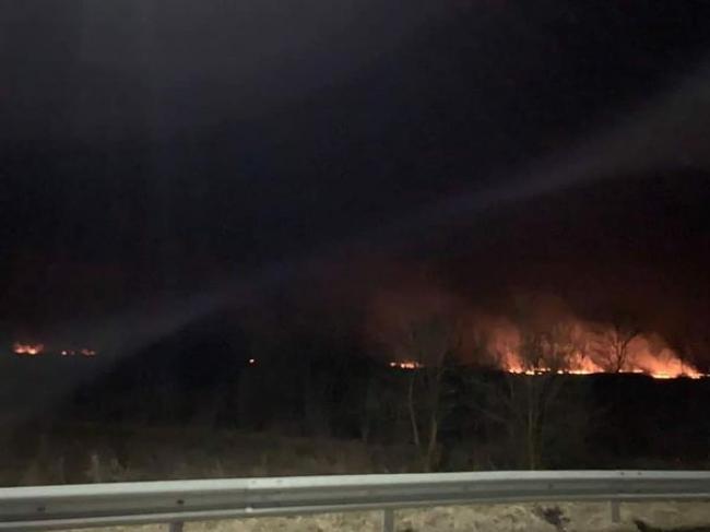 Пізно ввечері на Рівненщині гасили загоряння сухої трави