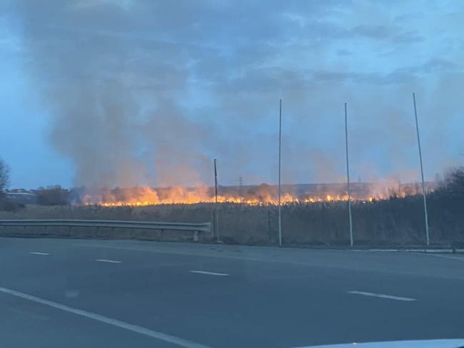 Поле у вогні: рятувальники показали масштаби вчорашньої пожежі біля Рівного (ВІДЕО)