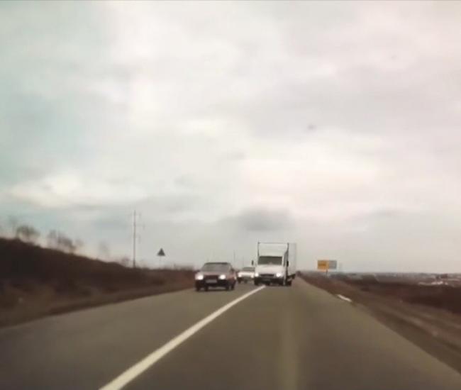 У мережі з`явилось відео аварійного моменту на дорозі у Рівненській області