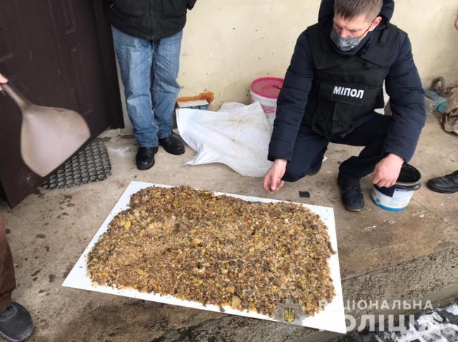 У мешканця Рівненського району поліція вилучила понад 16 кілограм бурштину (ФОТО)