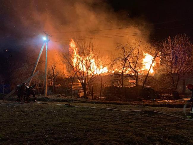 У передмісті Рівного рятувальники кілька годин боролися з вогнем