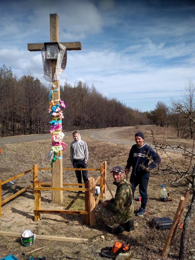 У покинутих поліських селах облагородили придорожній хрест (ФОТО)