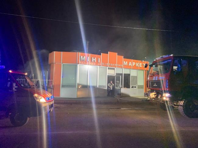 У Рівному горів магазин: рятувальники показали, як гасили полум`я (ВІДЕО)