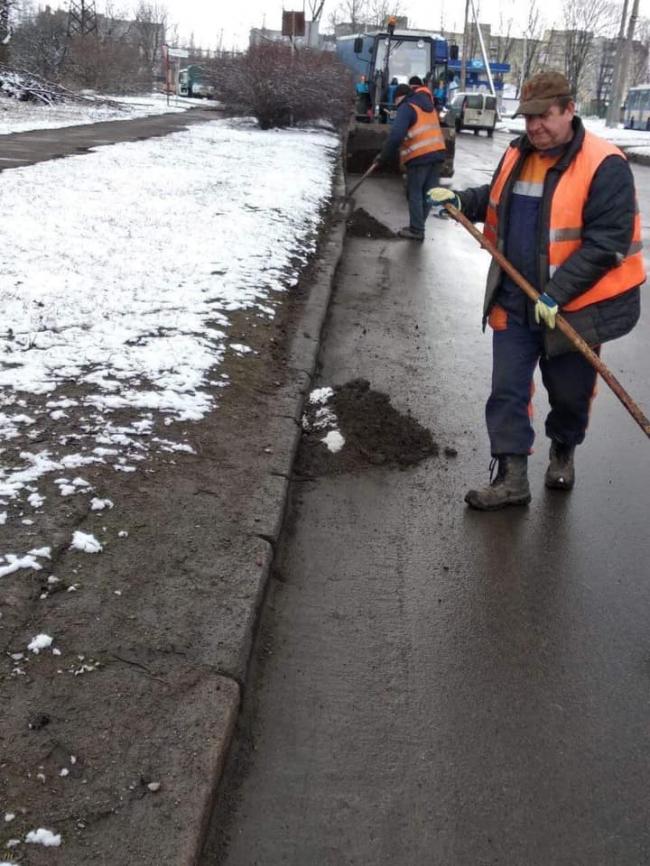 У Рівному комунальники чистять дороги на усіх мікрорайонах міста